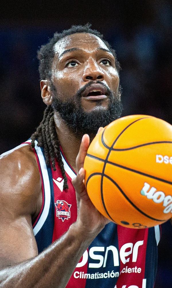 Kenneth Faried, dorsal 35 del Baskonia, lanza un tiro libre en el Buesa Arena