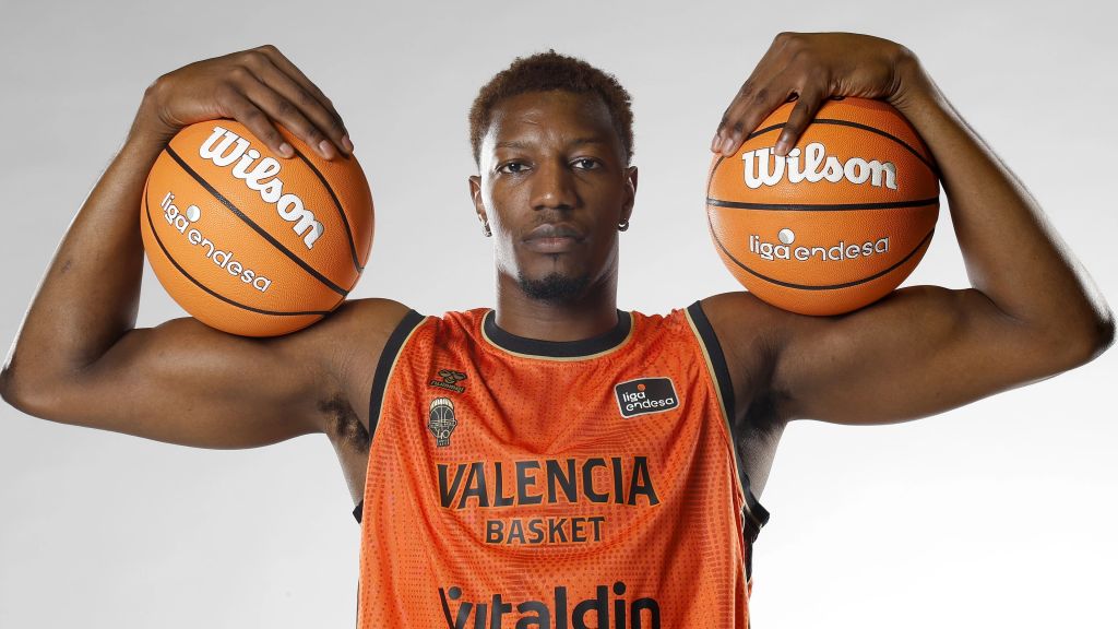 Yankuba Sima, con la camiseta del Valencia Basket, en la sesión de fotos oficial de la Liga Endesa 2026-27
