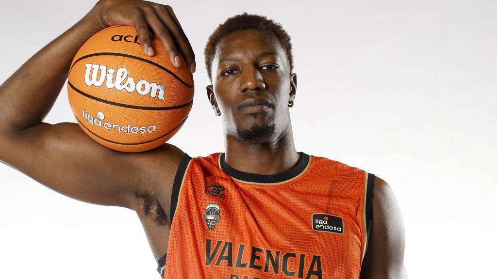 Yankuba Sima, con la camiseta del Valencia Basket, en la sesión de fotos oficial de la Liga Endesa 2026-27
