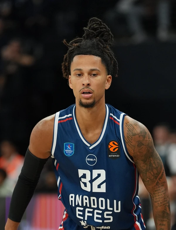 Matthew Strazel, dorsal 32 del Anadolu Efes, en un partido de la Euroliga 2026-27