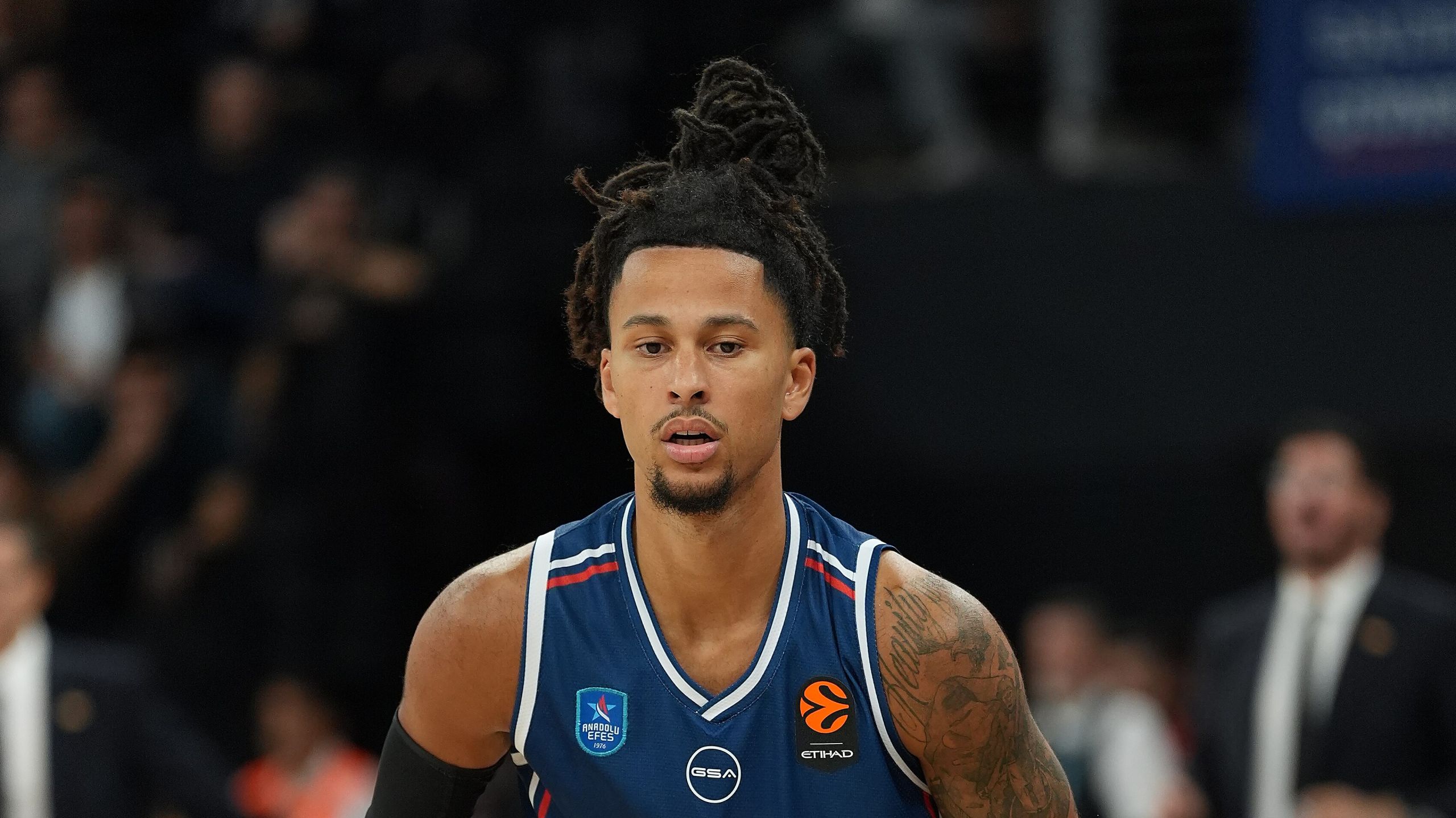 Matthew Strazel, dorsal 32 del Anadolu Efes, en un partido de la Euroliga 2026-27