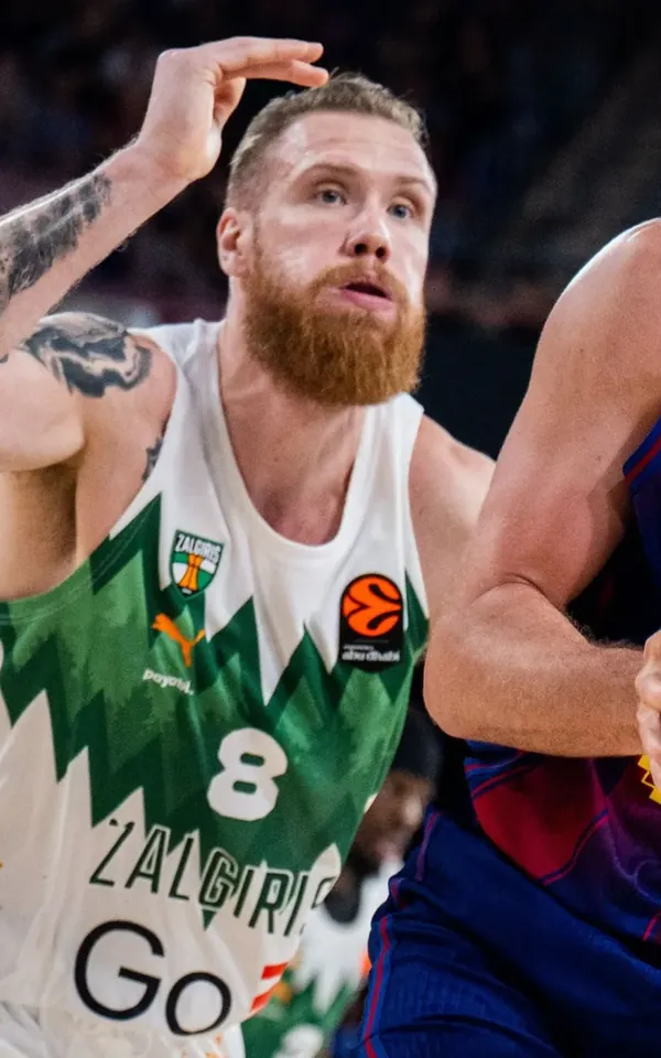 Ignas Brazdeikis (8) y Deividas Sirvydis (91), del Zalgiris Kaunas, defienden en el Barça-Zalgiris del Palau Blaugrana de octubre de 2025