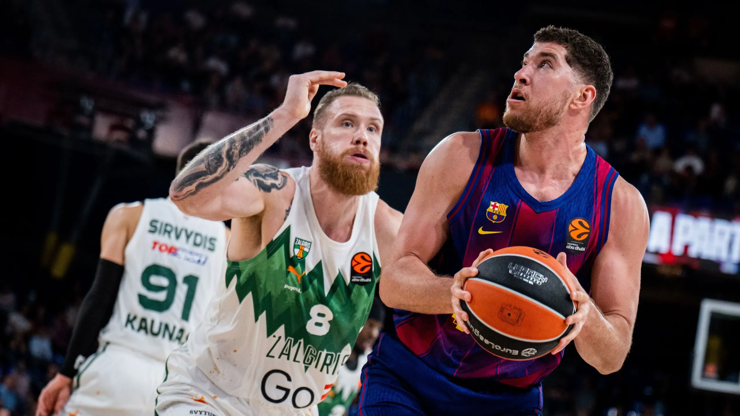 Ignas Brazdeikis (8) y Deividas Sirvydis (91), del Zalgiris Kaunas, defienden en el Barça-Zalgiris del Palau Blaugrana de octubre de 2025