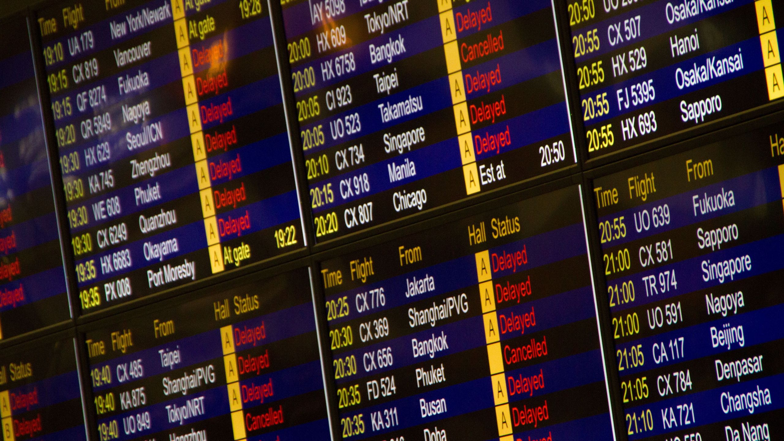 Panel de salidas de un aeropuerto con varios vuelos retrasados