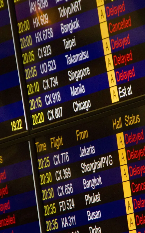 Panel de salidas de un aeropuerto con varios vuelos retrasados