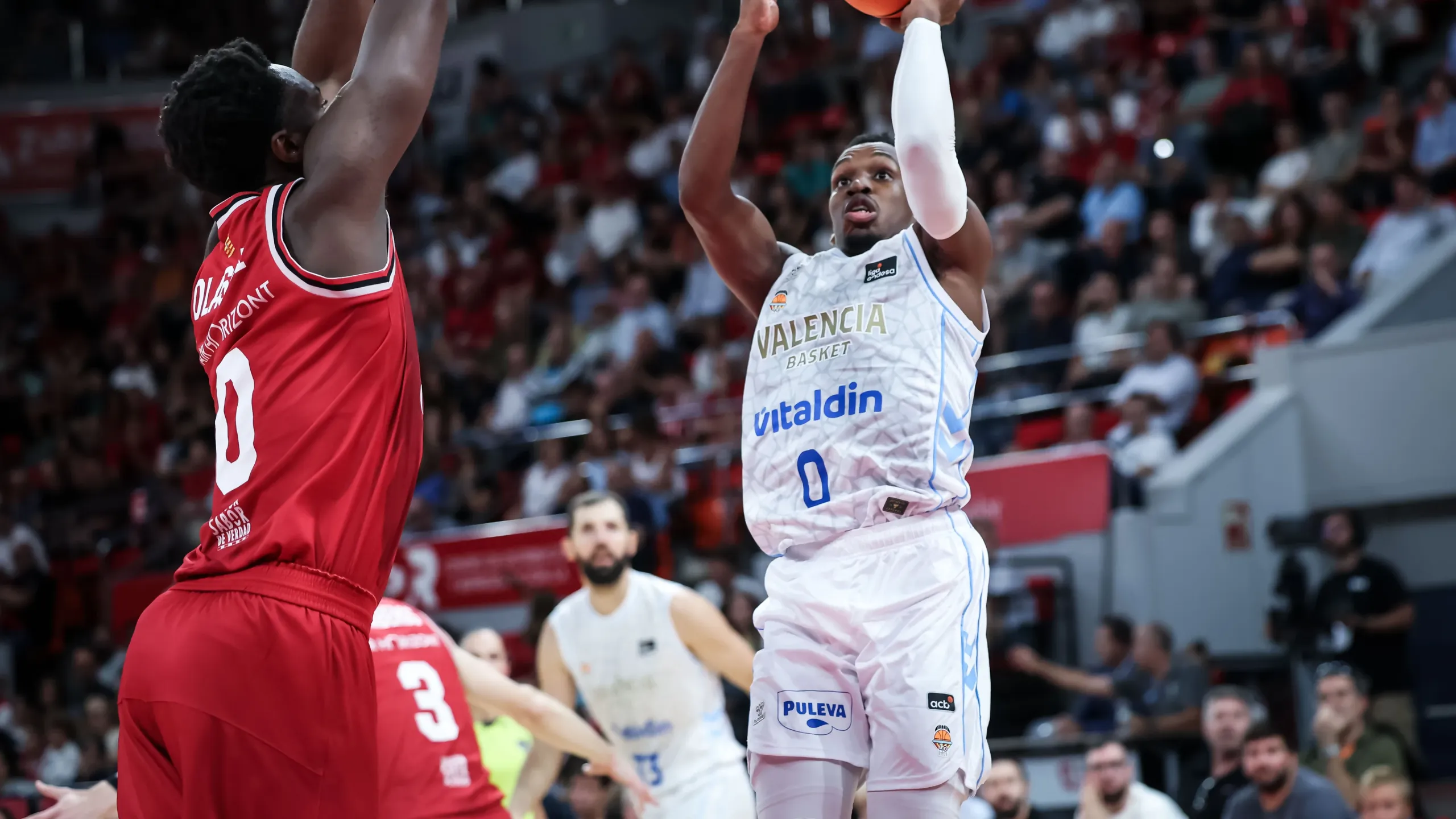 TJ Shorts, dorsal 0 del Valencia Basket, lanza ante el Casademont Zaragoza en la jornada 2 de la Liga Endesa