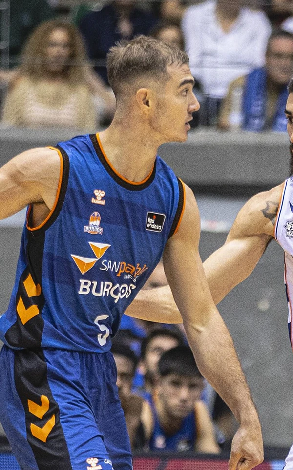 Ziga Samar, dorsal 5 del Recoletas Salud San Pablo Burgos, con el balón ante el Kosner Baskonia en el Coliseum Burgos