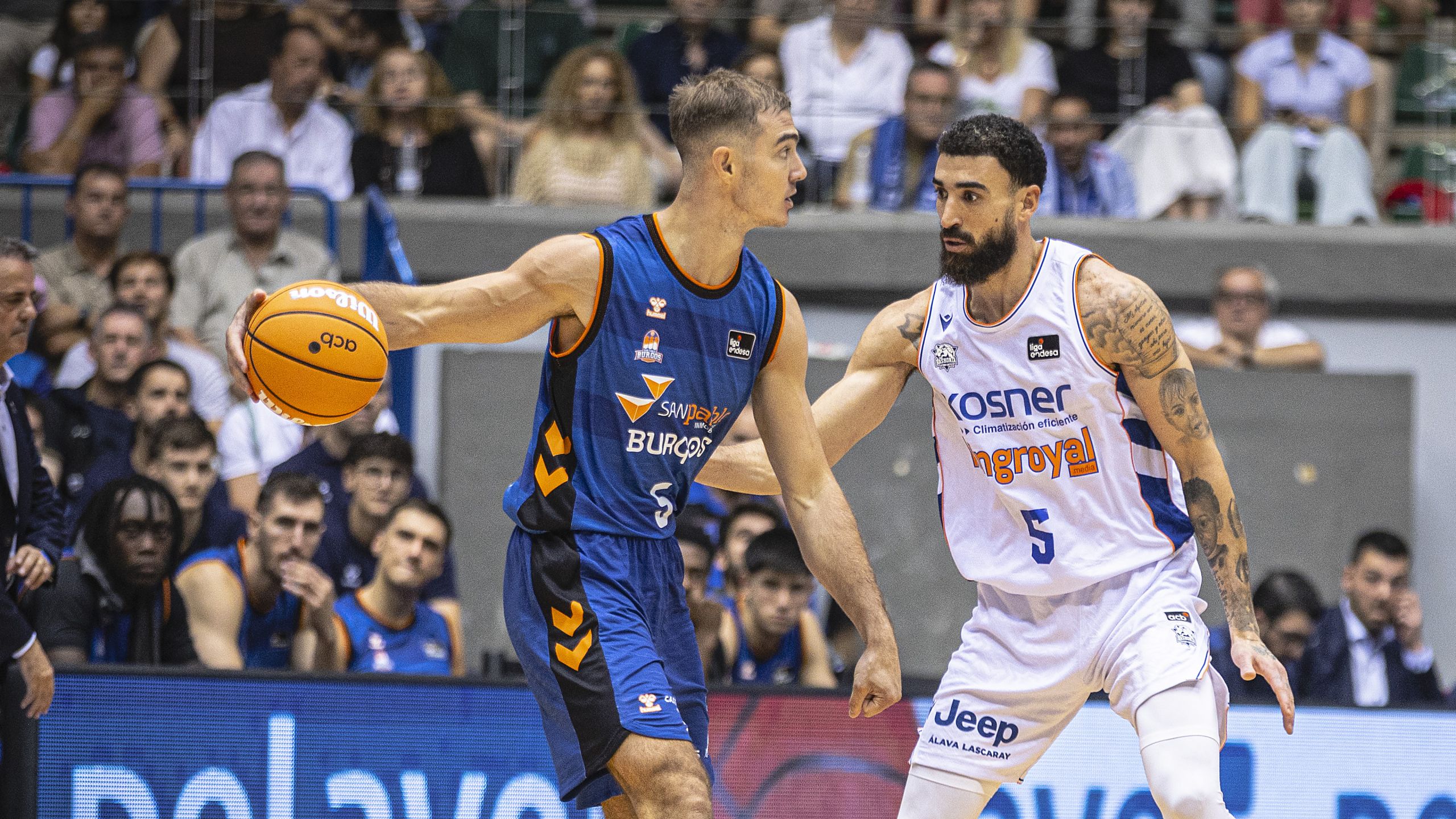 Ziga Samar, dorsal 5 del Recoletas Salud San Pablo Burgos, con el balón ante el Kosner Baskonia en el Coliseum Burgos